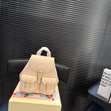 LOUIS VUITTON   2025新款女生時尚包包 尺寸：18*21CM