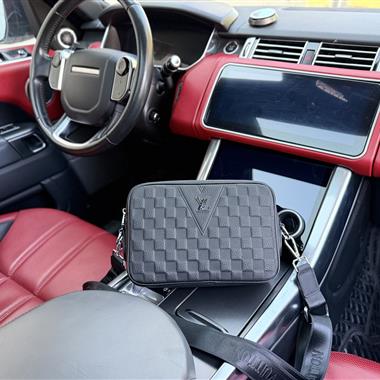 LOUIS VUITTON    2025新款男生時尚包包 尺寸：24x16x6CM