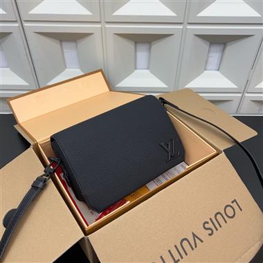 LOUIS VUITTON  2025新款男生時尚包包 尺寸：18*12CM