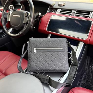 LOUIS VUITTON    2025新款男生時尚包包 尺寸：26.5x2.3x3.5CM