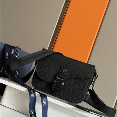 DIOR   2025新款男生時尚包包  尺寸：23 x 18 x 6CM
