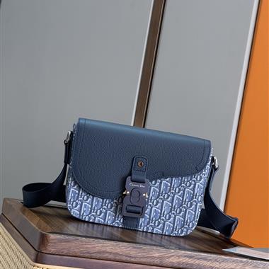 DIOR   2025新款男生時尚包包 尺寸：23x17.5x6CM