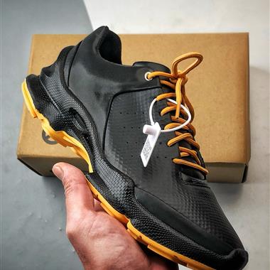 Ecco Biom 雙色拼接透氣舒適運動跑步鞋