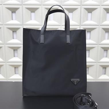 PRADA   2026新款男生時尚皮夾 尺寸：34 x 33CM