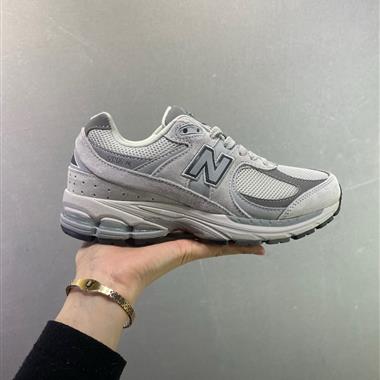 New Balance 2002R 經典的尼龍網布跑鞋