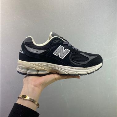 New Balance 2002R 經典的尼龍網布跑鞋