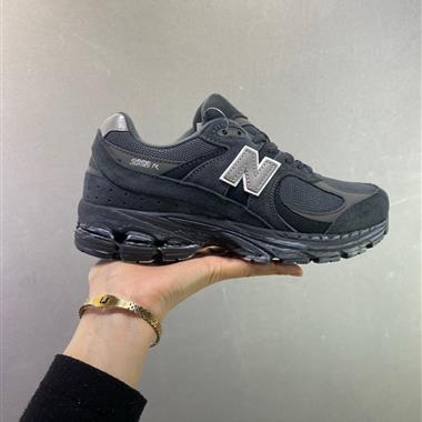 New Balance 2002R 經典的尼龍網布跑鞋