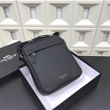 COACH  2025新款男生時尚包包 尺寸：26*22CM