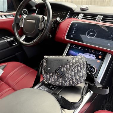 DIOR   2026新款男生時尚包包 尺寸：23*16*5CM