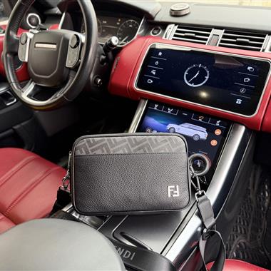 FENDI   2026新款男生時尚包包 尺寸：24x16x6CM