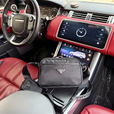 PRADA   2026新款男生時尚包包 尺寸：24x16x6CM