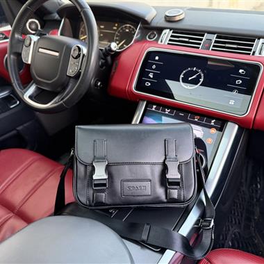 COACH  2026新款男生時尚包包 尺寸：27x20x6CM