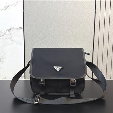 PRADA   2026新款男生時尚包包 尺寸：19 x 26CM