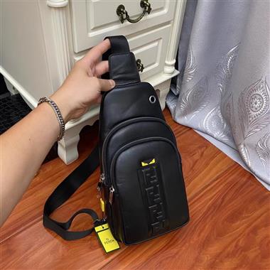 FENDI   2026新款男生時尚包包 尺寸：18×28×6CM