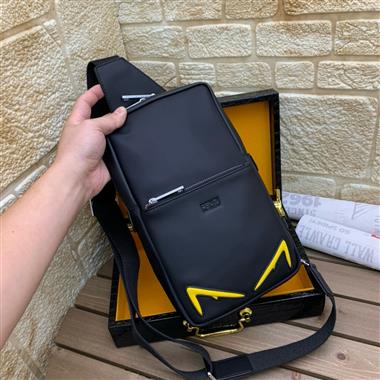 FENDI   2026新款男生時尚包包 尺寸：30*17*6CM