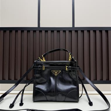 PRADA   2026新款女生時尚包包  尺寸：20*19*10CM