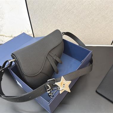 DIOR   2026新款男生時尚包包 尺寸：17*26CM