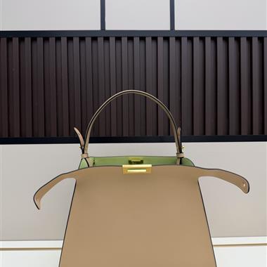 FENDI   2026新款女生時尚包包 尺寸：36×27×13CM