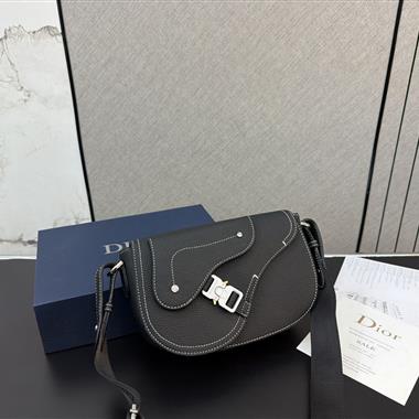DIOR  2026新款男生時尚包包 尺寸：18*24CM
