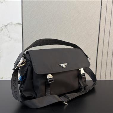 PRADA   2026新款男生時尚包包 尺寸：42*23CM