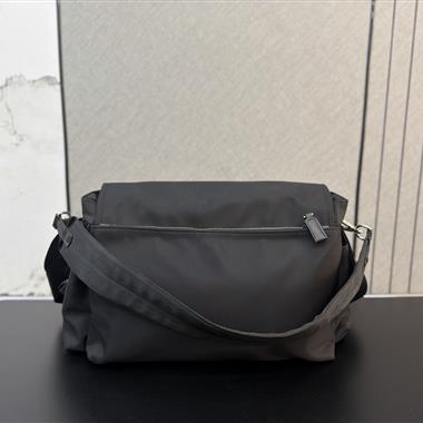 PRADA   2026新款男生時尚包包 尺寸：42*23CM