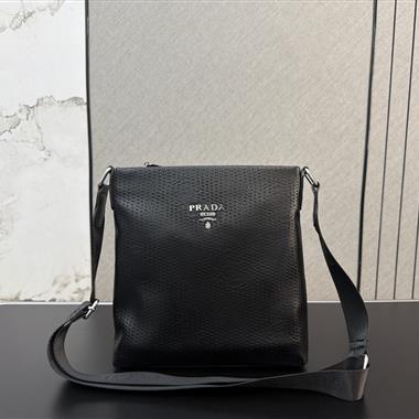 PRADA   2026新款男生時尚包包 尺寸：27*23CM