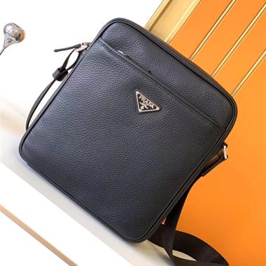 PRADA   2026新款男生時尚包包 尺寸：27x25x6CM