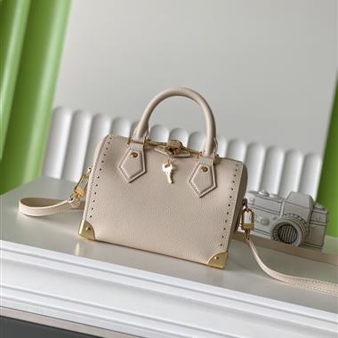 LOUIS VUITTON  2026新款女生時尚包包  尺寸：20.5×16×11CM