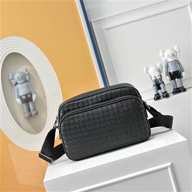 BOTTEGA VENETA   2026新款男生時尚包包   尺寸：26x8x18CM