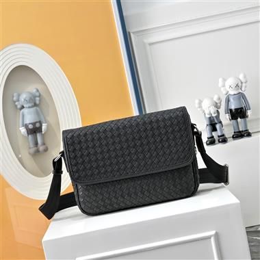 BOTTEGA VENETA   2026新款男生時尚包包   尺寸：27x7x20CM