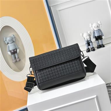 BOTTEGA VENETA   2026新款男生時尚包包   尺寸：27x6x18CM