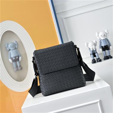 BOTTEGA VENETA   2026新款男生時尚包包   尺寸：22-20-4CM