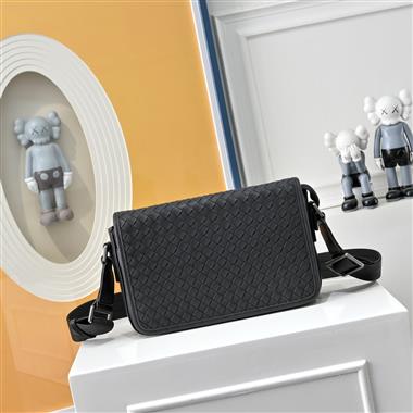 BOTTEGA VENETA   2026新款男生時尚包包   尺寸：25x6x17CM
