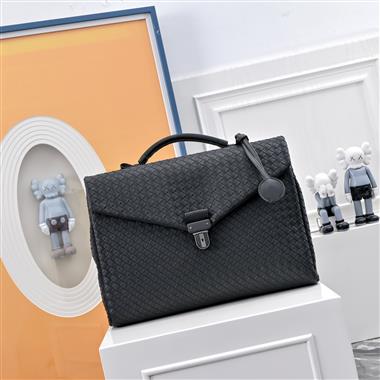 BOTTEGA VENETA   2026新款男生時尚包包   尺寸：39x10x29CM