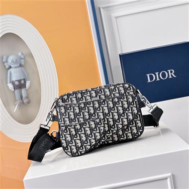 DIOR   2026新款男生時尚包包   尺寸：18 x 25 x 5CM