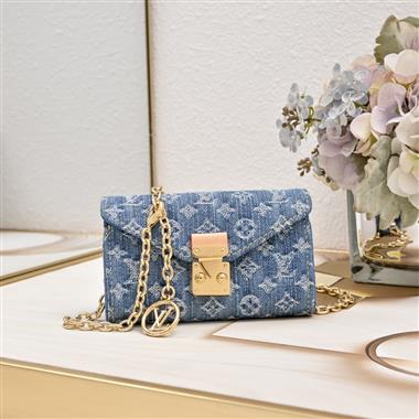 LOUIS VUITTON   2026新款女生時尚包包  尺寸：13.5X8CM