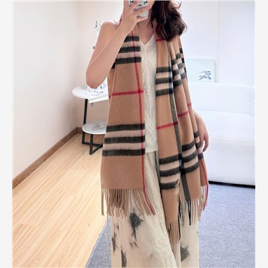 BURBERRY  2026秋冬新款時尚圍巾  尺寸：200-70